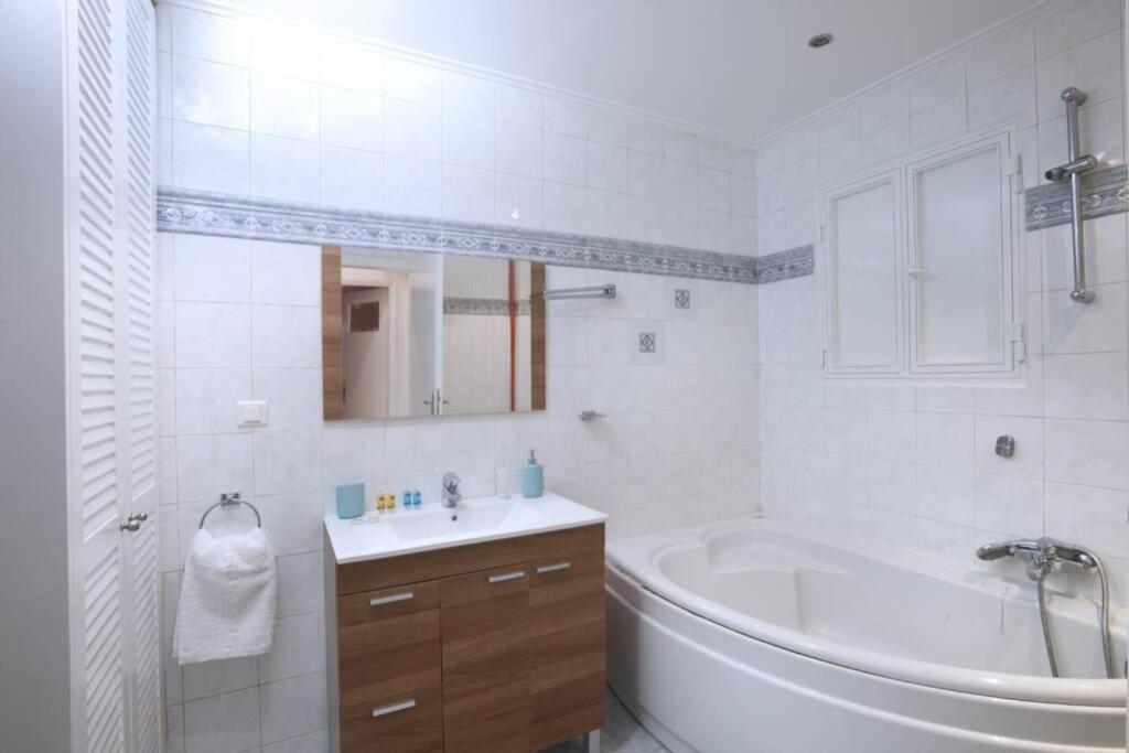 Palaio Faliro, A Bright And Spacious Apartment アテネ エクステリア 写真